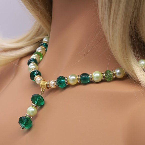 Beautiful necklace and earring set with Emerald Green Chrystals and Pearls. - Picture 4 of 6